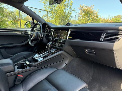 Certified 2024 Porsche Macan AWD/4WD image 25