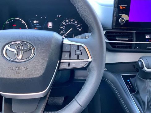 Used 2026 Toyota Sienna XLE FWD image 25