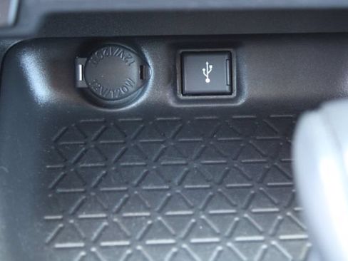 Used 2022 Toyota RAV4 XLE FWD image 36