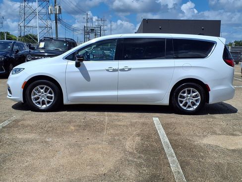Used 2024 Chrysler Pacifica Touring-L FWD image 26