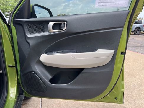 Used 2024 Hyundai Venue SEL image 12