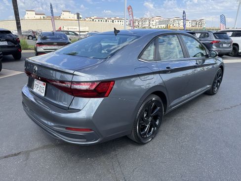 Used 2025 Volkswagen Jetta SE w/ Sunroof Package FWD image 9