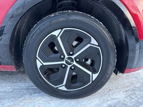 Used 2023 Kia Niro SX image 9