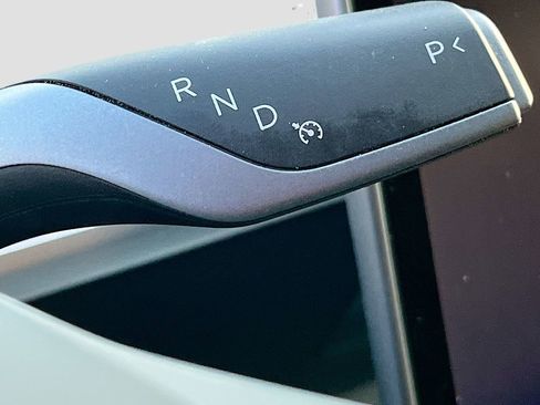 Used 2025 Tesla Model Y Long Range AWD/4WD image 16