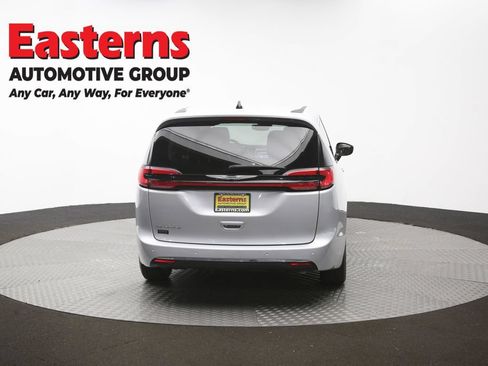 Used 2024 Chrysler Pacifica Touring-L FWD image 38