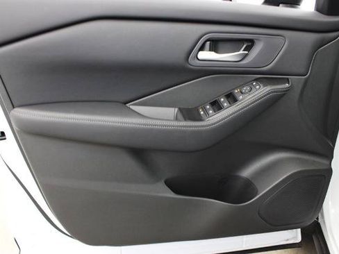 Certified 2026 Nissan Rogue SV FWD image 16