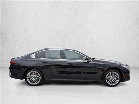 Used 2025 BMW 530i xDrive AWD/4WD image 4