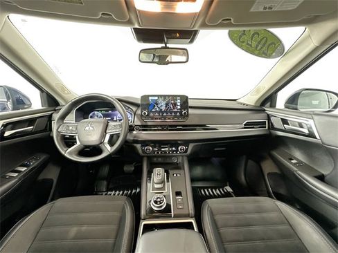 Used 2023 Mitsubishi Outlander SEL image 3
