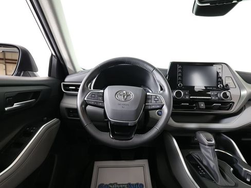 Used 2021 Toyota Highlander XLE AWD/4WD image 29