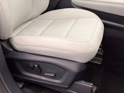 Used 2025 Ford Explorer Platinum w/ Ultimate Package image 12