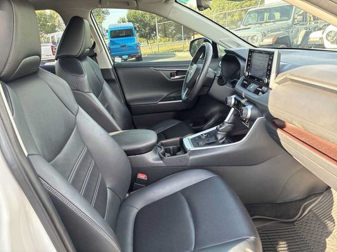 Used 2020 Toyota RAV4 Limited AWD/4WD image 25