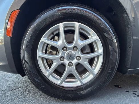 Used 2023 Chrysler Pacifica Touring FWD image 13