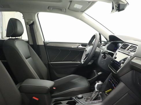 Used 2024 Volkswagen Tiguan SE w/ Panoramic Sunroof Package image 21