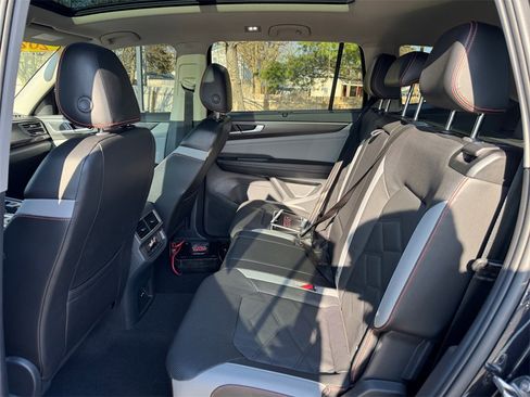 Used 2024 Volkswagen Atlas Peak Edition SE image 18