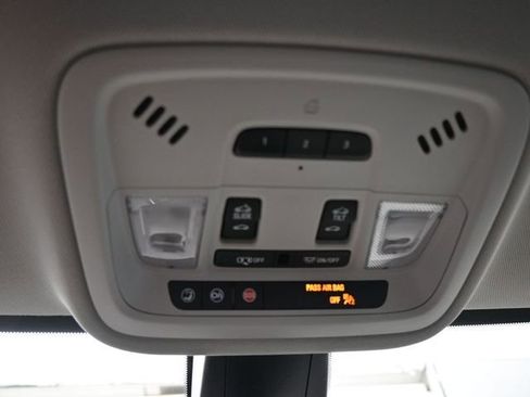 Used 2020 Chevrolet Traverse Premier image 21