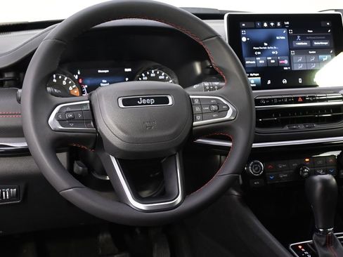 Used 2025 Jeep Compass Trailhawk image 12