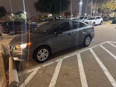 Certified 2022 Nissan Versa S image 2