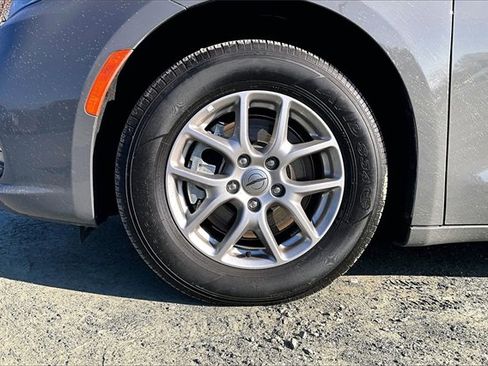 Used 2025 Chrysler Pacifica Select image 5