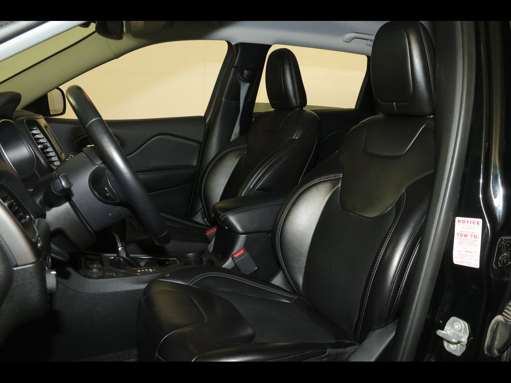 Used 2019 Jeep Cherokee Latitude Plus w/ Comfort/Convenience Group AWD/4WD image 16
