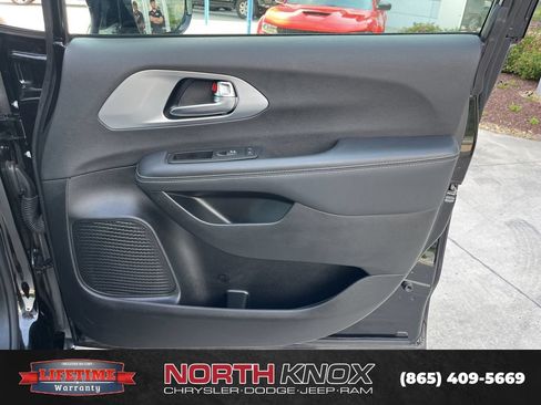 Used 2025 Chrysler Pacifica Limited FWD image 29