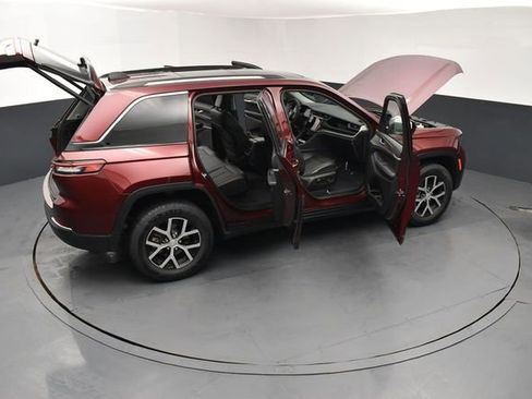 Used 2023 Jeep Grand Cherokee Limited w/ Luxury Tech Group II image 30