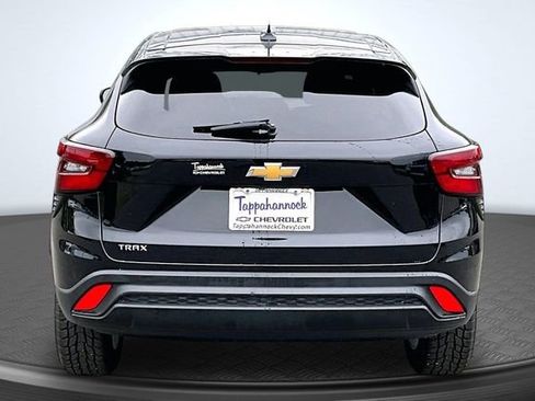 Used 2024 Chevrolet Trax LS w/ LS Convenience Package FWD image 5