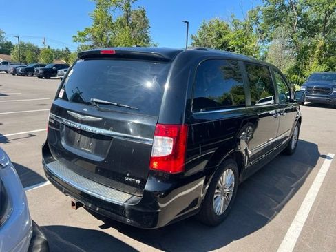 Used 2013 Chrysler Town & Country Limited w/ Luxury Group FWD image 4