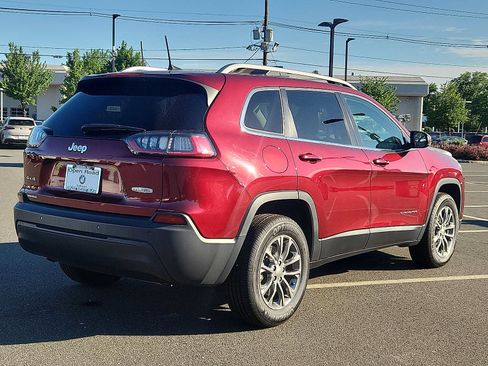 Used 2019 Jeep Cherokee Latitude Plus w/ Cold Weather Group AWD/4WD image 6