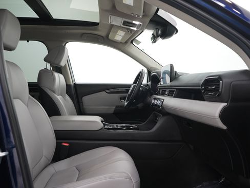 Used 2025 Honda Pilot Touring image 11