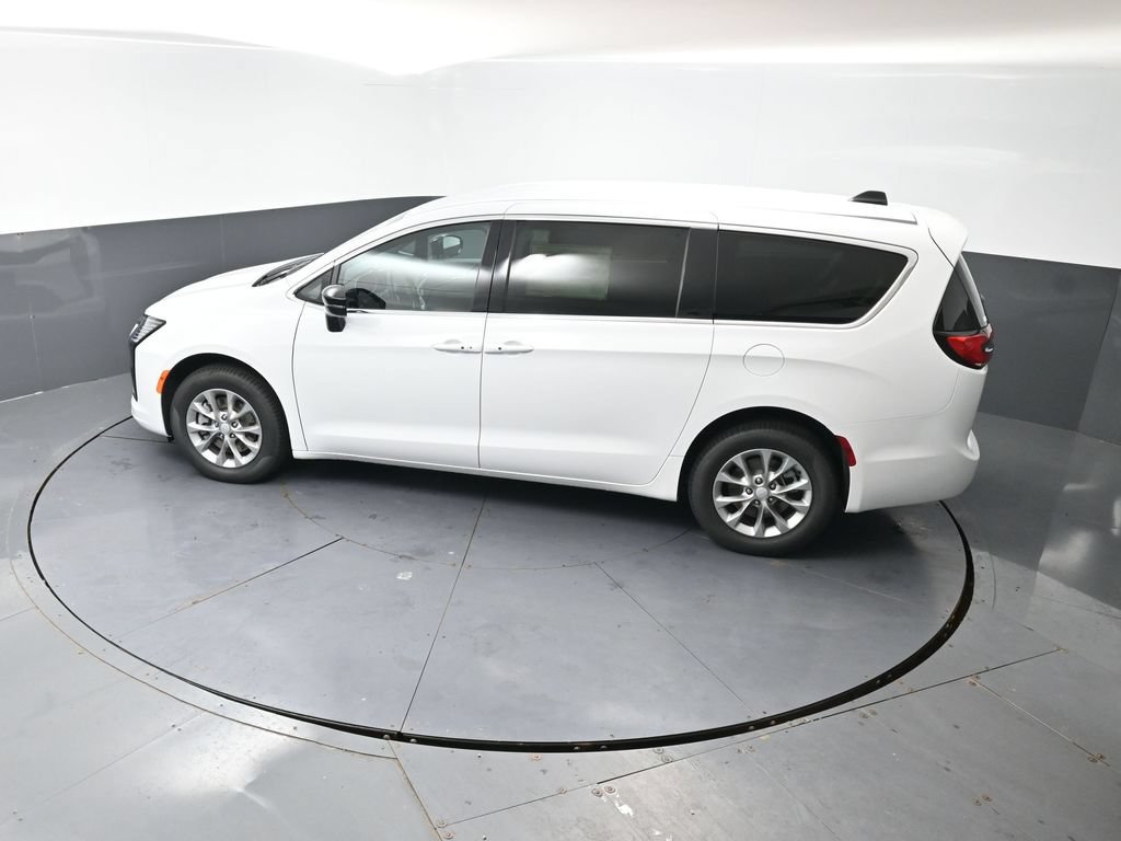 New 2027 Chrysler Pacifica Select w/ Family Tech Group AWD/4WD image 35