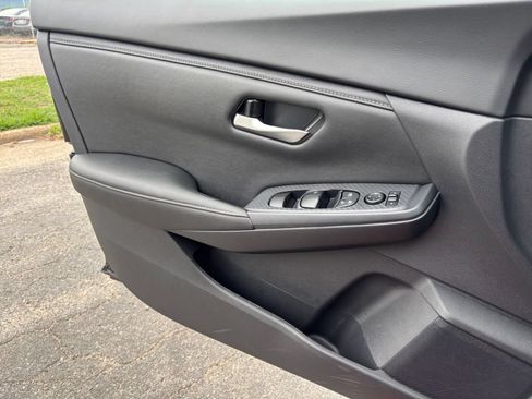 Used 2025 Nissan Sentra SV FWD image 18