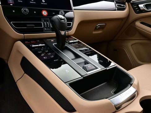 Certified 2025 Porsche Macan AWD/4WD image 11