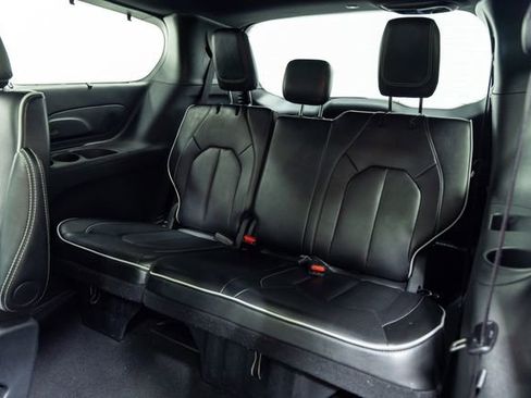 Used 2025 Chrysler Pacifica Limited image 24