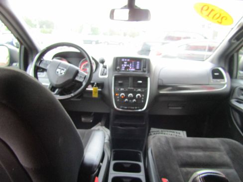 Used 2019 Dodge Grand Caravan SE FWD image 18