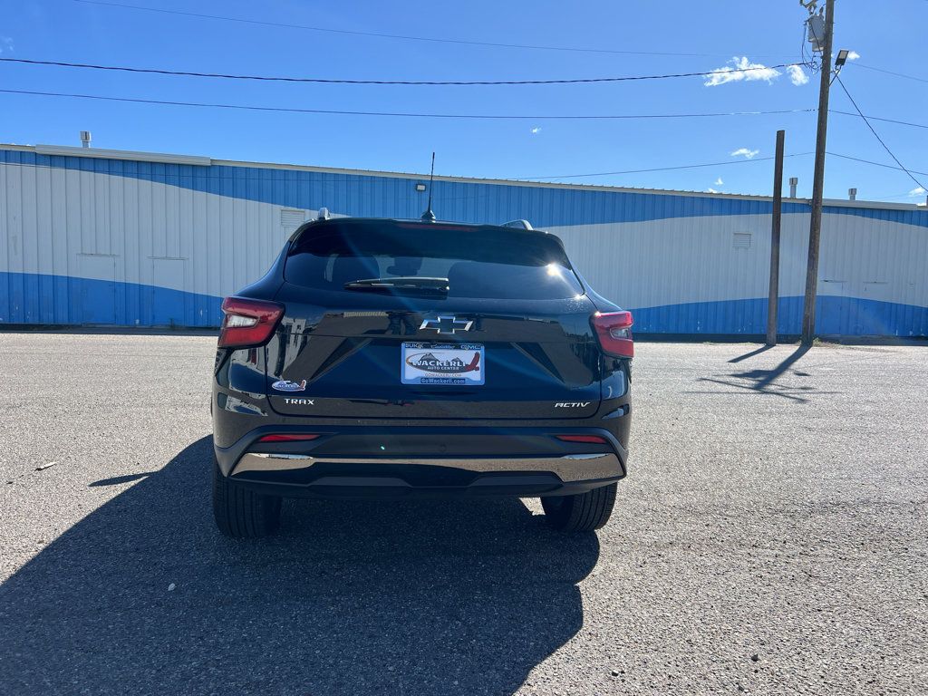 Used 2025 Chevrolet Trax ACTIV w/ Driver Confidence Package FWD image 4