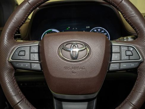 Used 2022 Toyota Sienna Platinum image 21