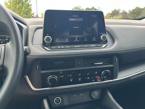 Used 2023 Nissan Rogue S image 31