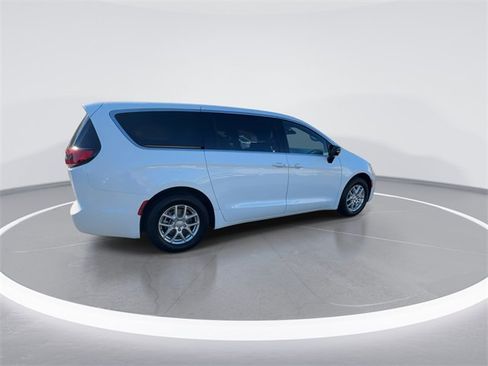 New 2026 Chrysler Pacifica Select image 8