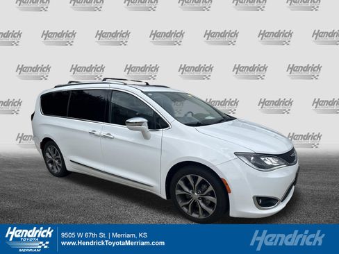 Used 2017 Chrysler Pacifica Limited FWD image 1