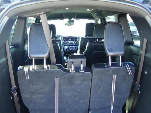 Certified 2025 Chrysler Pacifica Select image 11