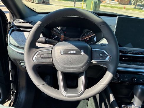 Used 2023 Jeep Compass Latitude AWD/4WD image 14