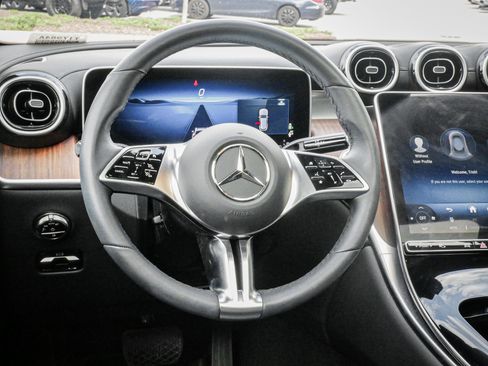 Used 2025 Mercedes-Benz GLC 300 4MATIC image 6