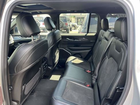 Used 2022 Jeep Grand Cherokee Altitude AWD/4WD image 10