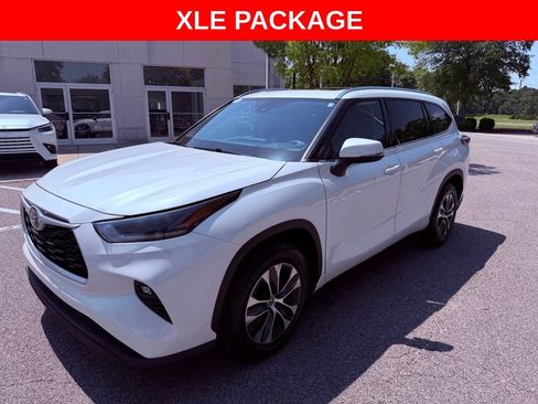 Used 2021 Toyota Highlander XLE FWD image 3