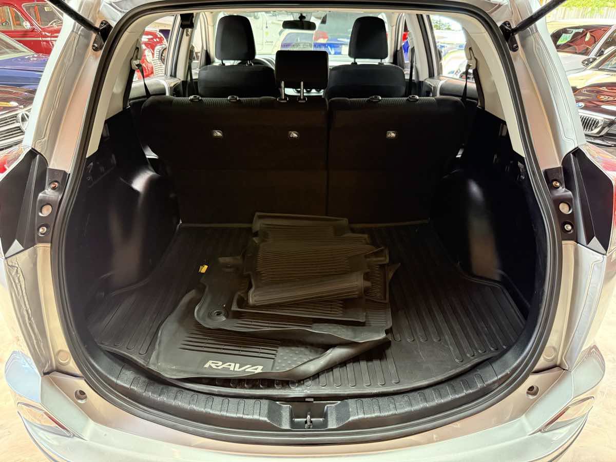 Used 2018 Toyota RAV4 LE w/ All Weather Liner Package AWD/4WD image 32