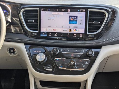 Certified 2024 Chrysler Pacifica Limited image 17