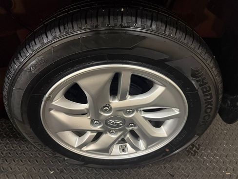 Certified 2023 Hyundai Venue SE image 18