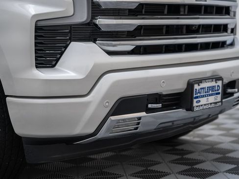 Used 2025 Chevrolet Silverado 1500 High Country AWD/4WD image 15