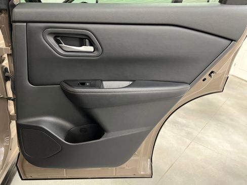 Used 2025 Nissan Rogue SV AWD/4WD image 19