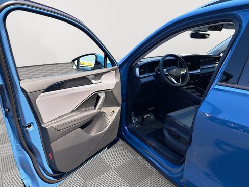 New 2025 Volkswagen Tiguan SE image 11